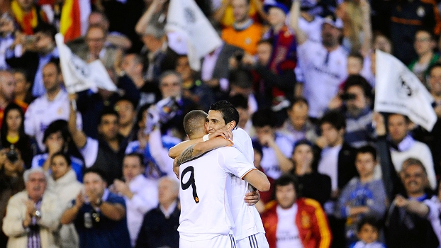 Benzena comemora com Bale o golaço do título. (Foto: Reuters)