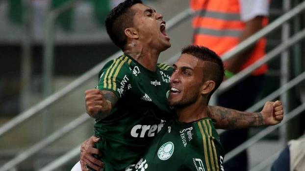 Dudu e Rafael Marques comemoram gol. (Foto: Gazeta Press)