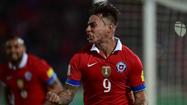 Vargas se antecipou e fez o primeiro do Chile.(Foto: Gazeta Press)