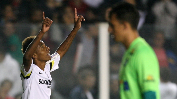 Diego Cardoso comemora seu gol na Vila Belmiro. (Foto: Gazeta Press)