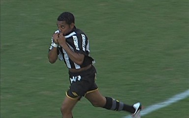 Robinho comemora gol de letra sobre o São Paulo no seu retorno. (Foto: Santos FC)