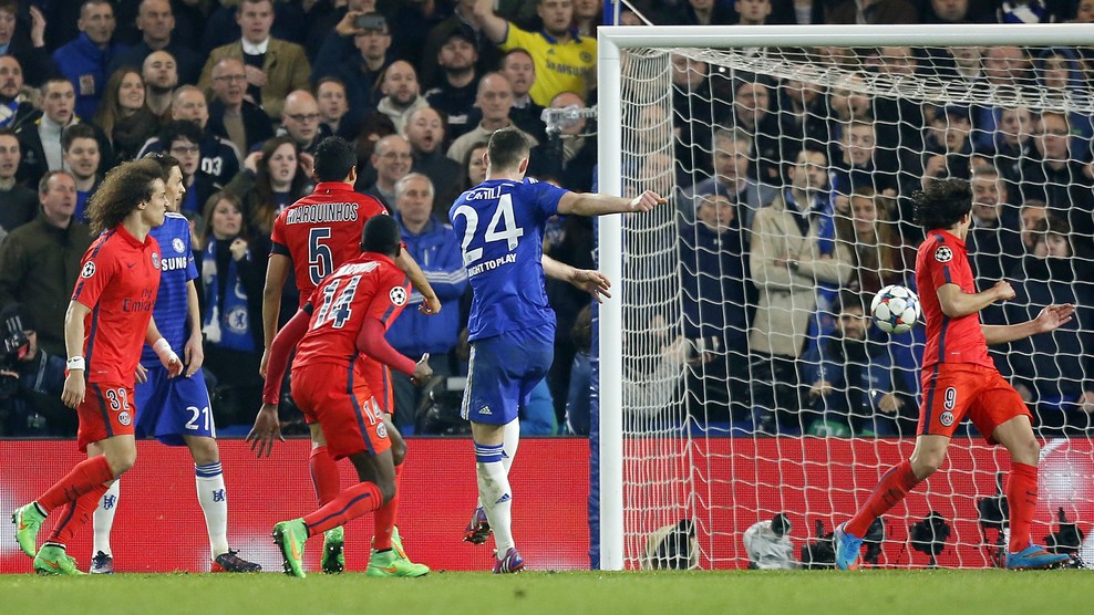 Cahill aproveitou oportunidade e marcou para os azuis. (Foto:AN KINGTON/AFP/Getty Images)