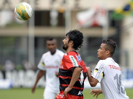 Cristian disputa bola na final do Campeonato Paulista. (Foto: Alan Morici / Terra)