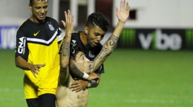 Jogadores do peixe comemoram um dos gols da goleada santista contra o Mogi Mirim (Foto: Luciano Claudino / Agencia estado)