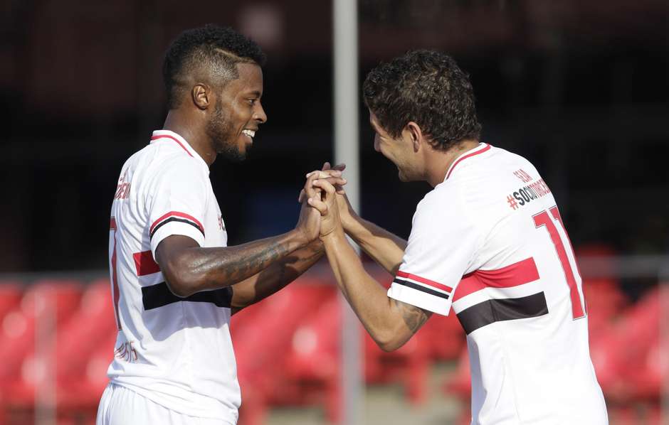 Michel Bastos e Pato decidiram para o tricolor. Foto: Miguel Schincariol / Gazeta Esportiva