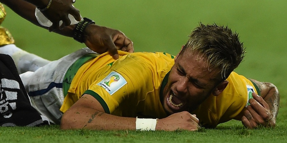 Neymar sente a dor nas costas apos entrada nas costas. O atacante foi cortado da copa. (Foto: AFP PHOTO / EITAN ABRAMOVICH)